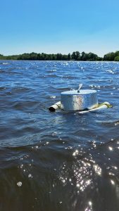 Floating chamber for capturing greenhouse gases